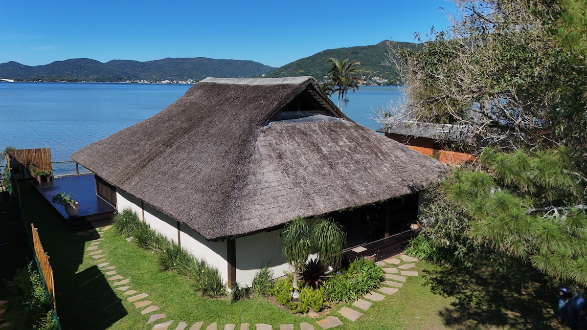 Vista aérea da Oka da Lagoa e seu jardim