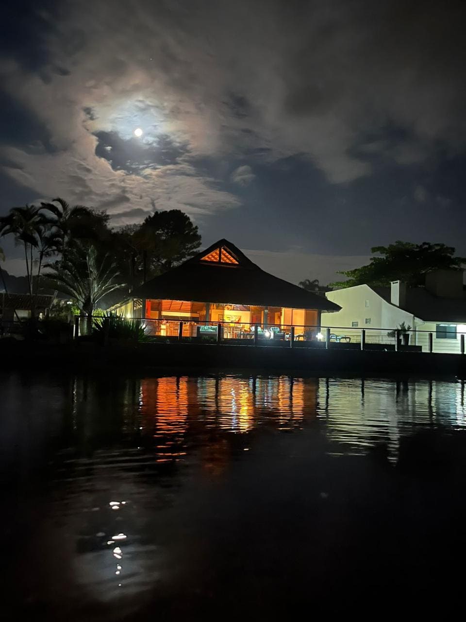 Oka da Lagoa iluminada à noite