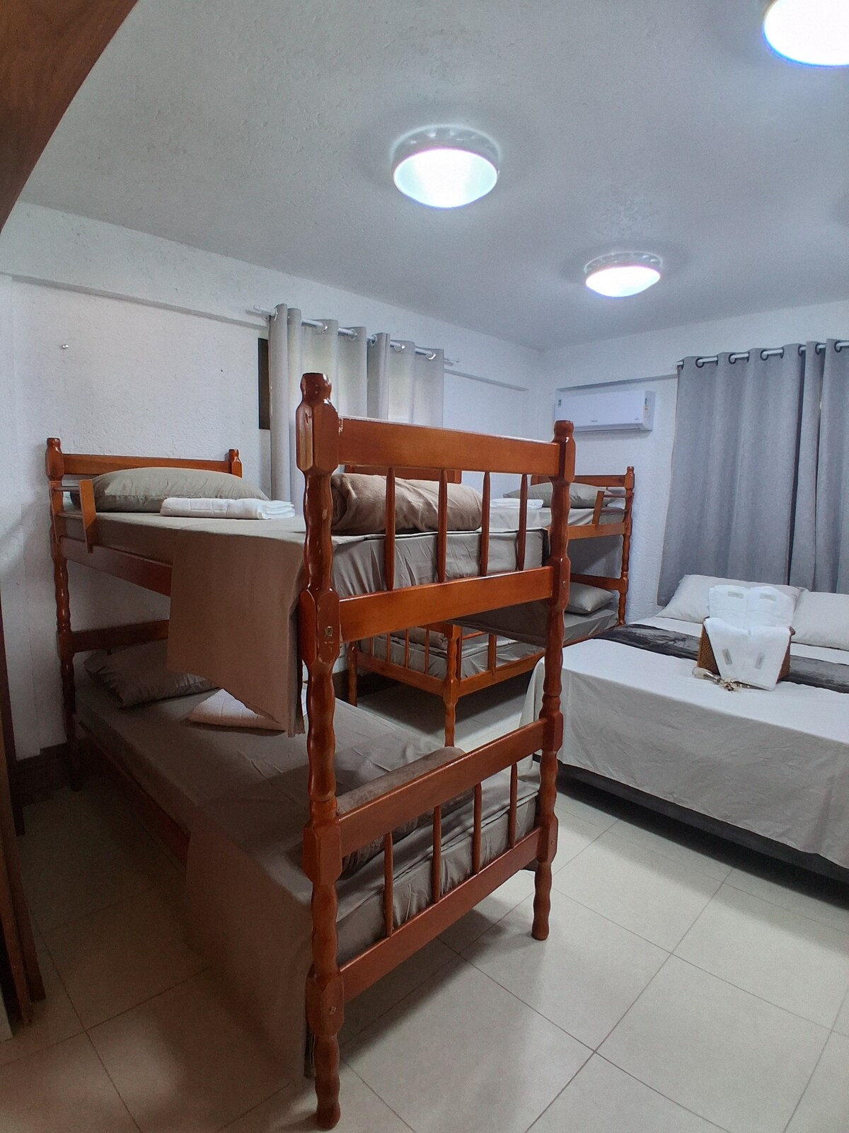 Segundo quarto com cama de casal e beliches