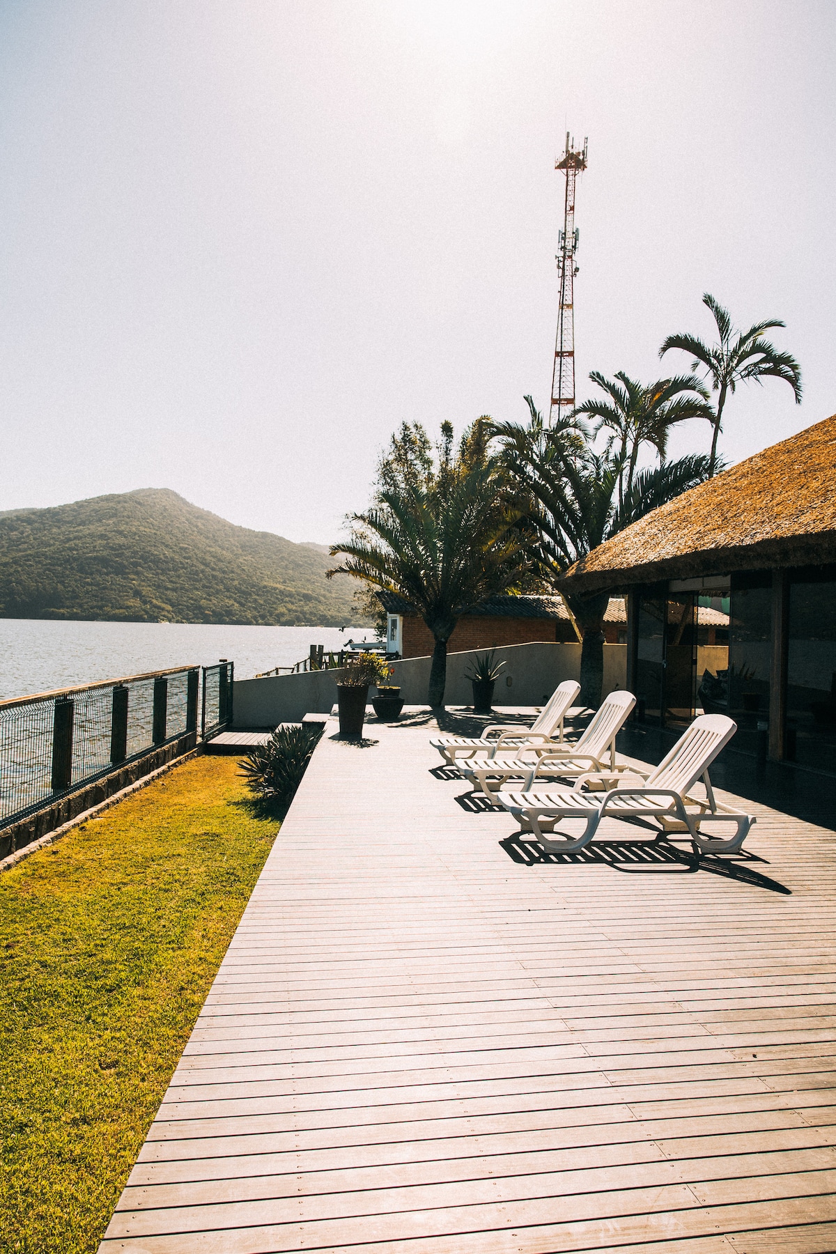 Deck privativo à beira da lagoa