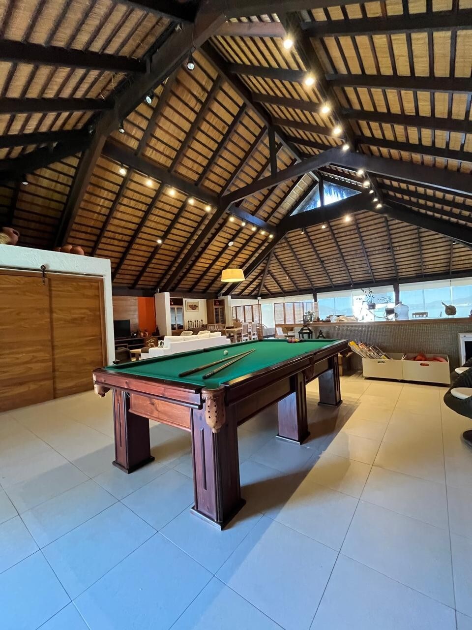 Mesa de bilhar no salão